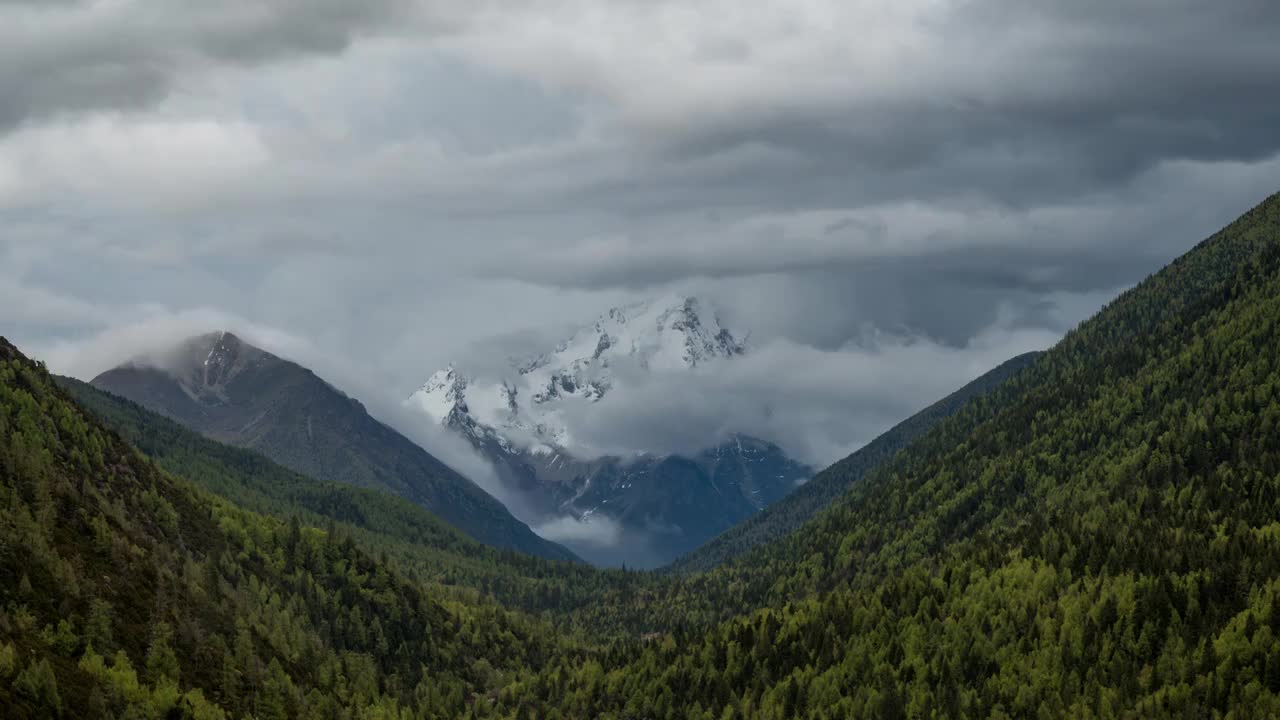 夏日阴雨天四川甘孜亚拉雪山延时摄影视频素材