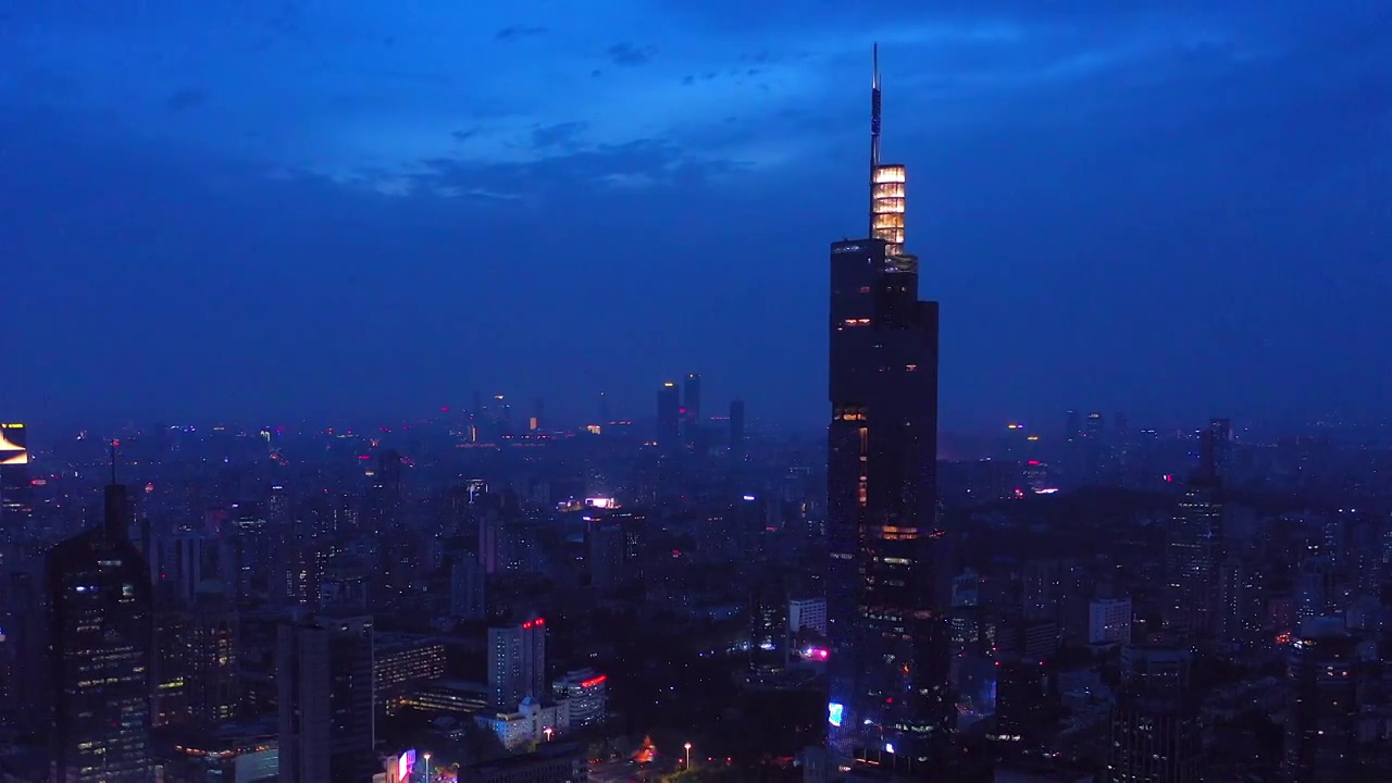 航拍南京夜晚的城市天际线风光视频素材