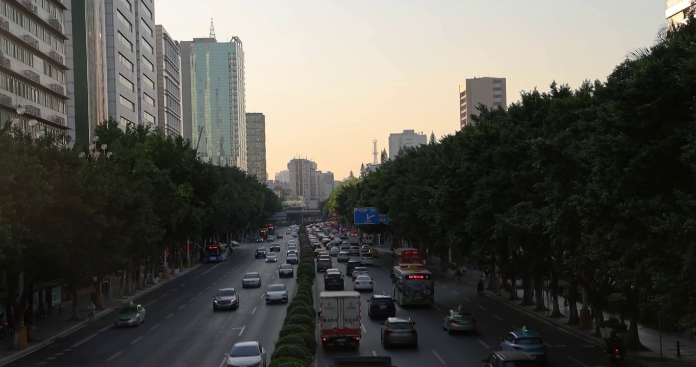 广东广州：车道来往行驶的车辆视频素材