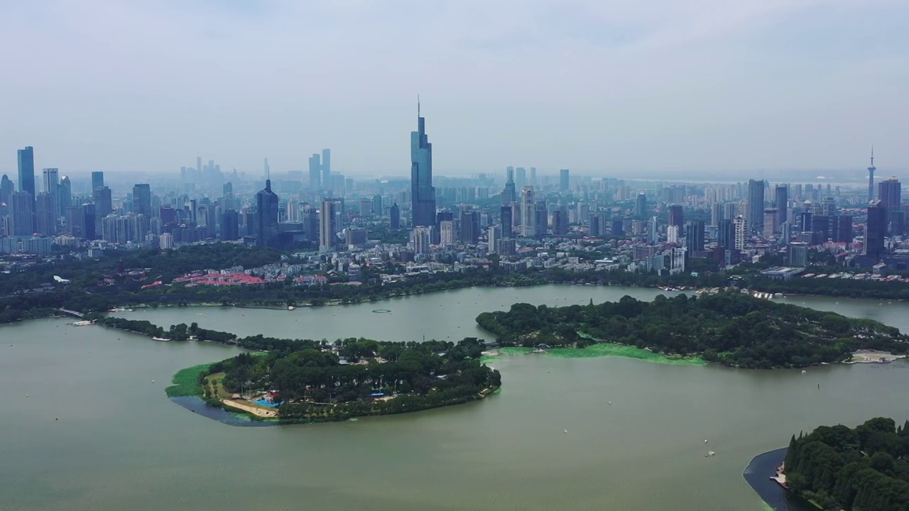 初夏时南京玄武湖公园和南京城市天际线的航拍风光视频素材