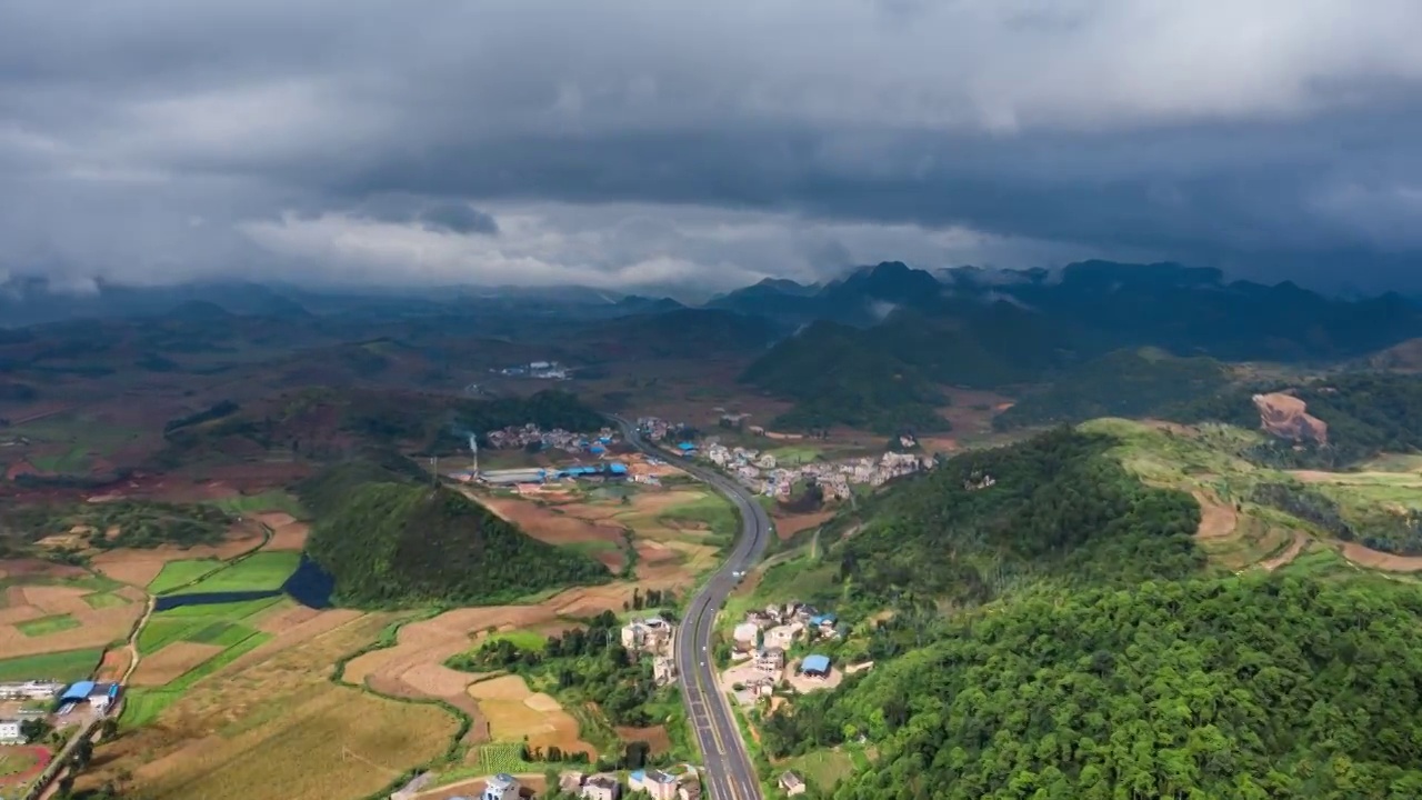 西部山区的村庄道路视频素材