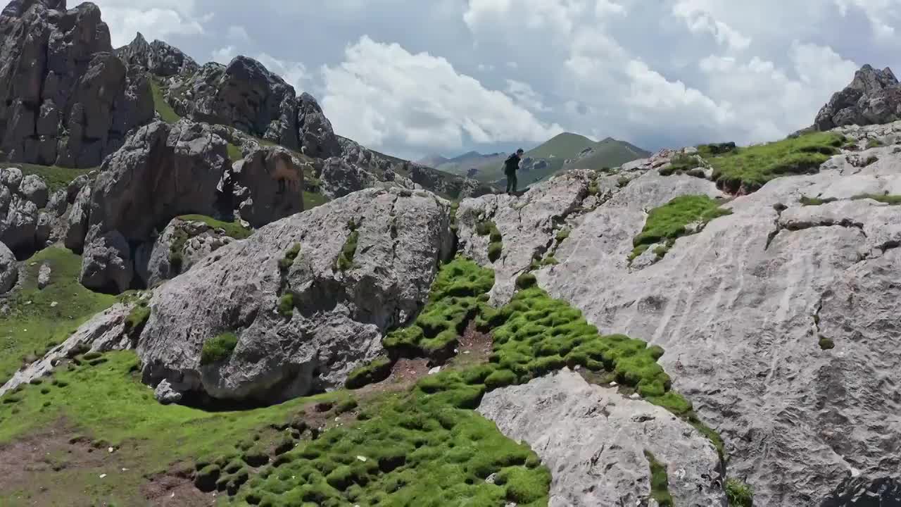 一名摄影师在青海天峻山登山自拍视频素材