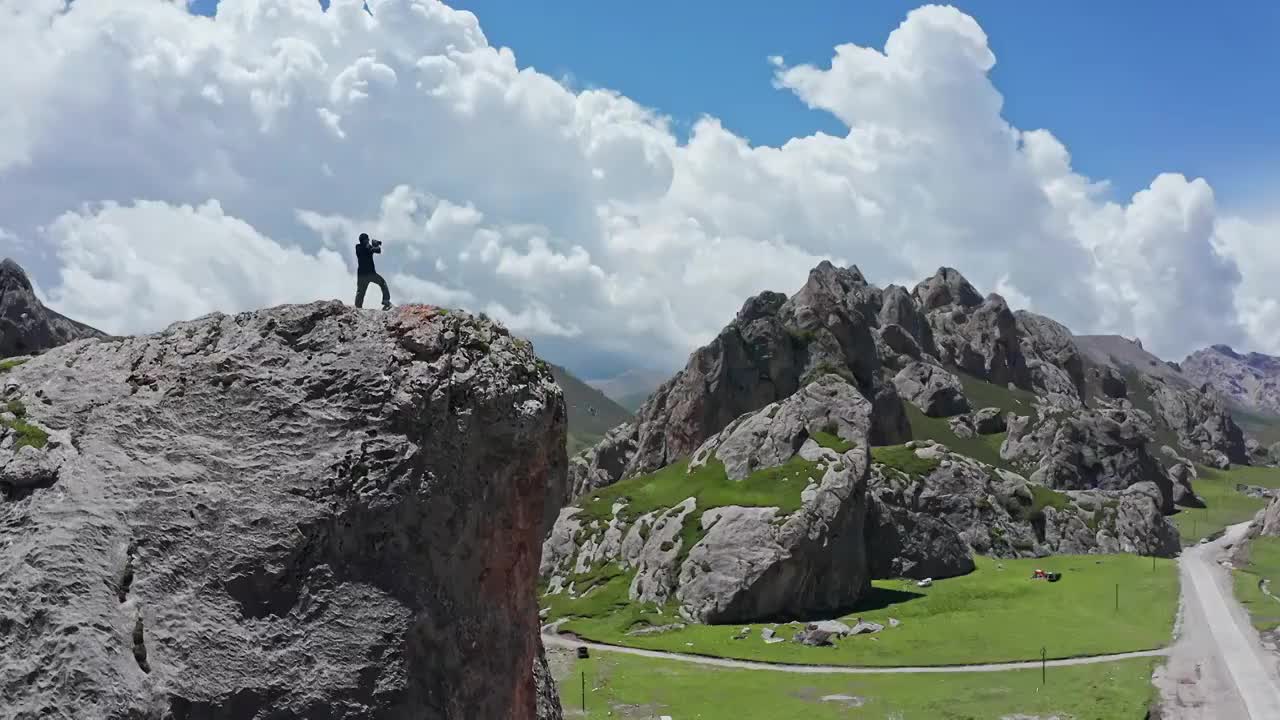 一名摄影师在青海天峻山摄影自拍视频素材