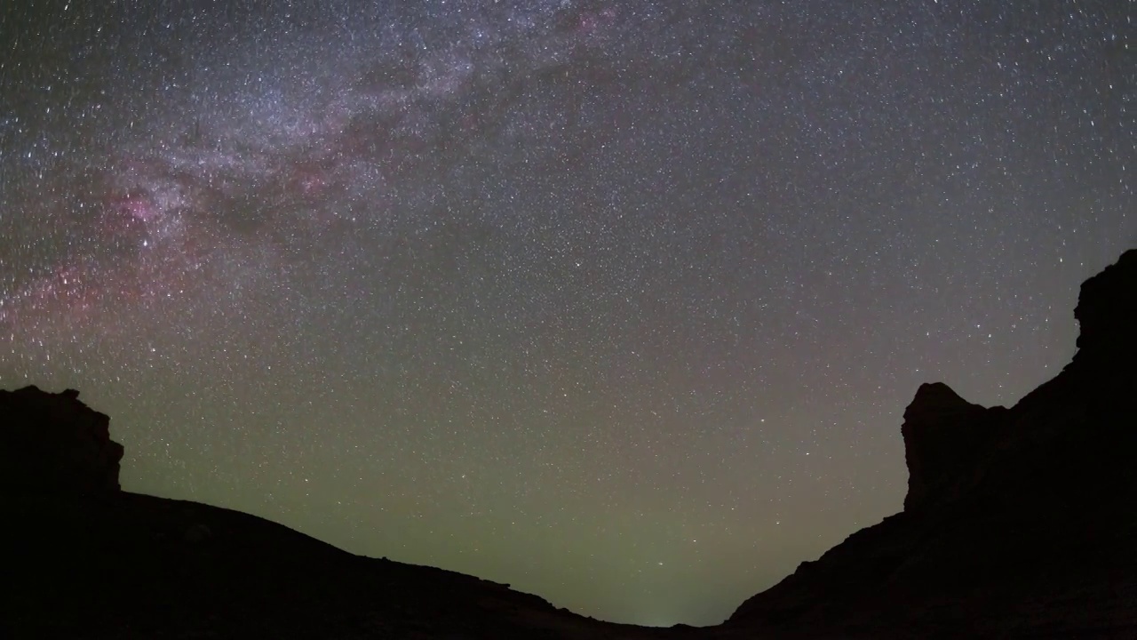 星空延时：新疆大海道夜空银河转动视频素材