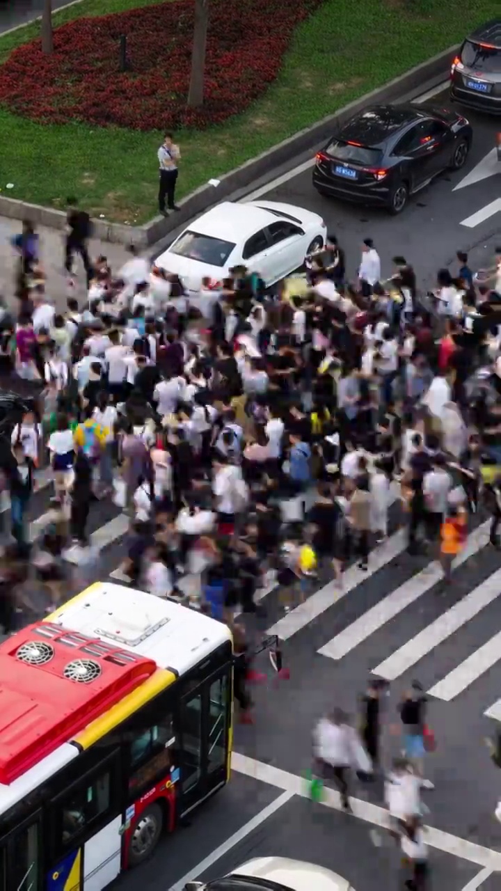 广东广州城市中心交通车流人流量视频素材