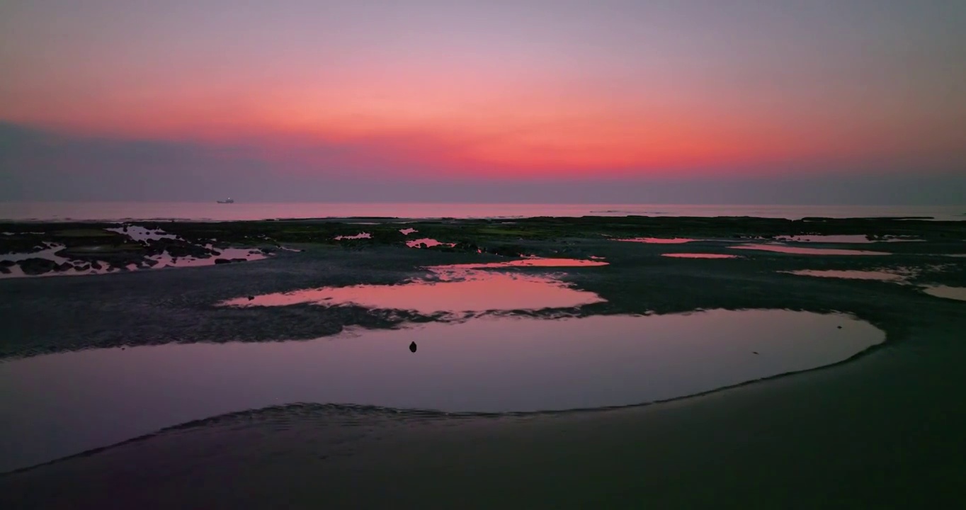 涠洲岛海边夕阳海洋礁石纹理海滩苔藓日落晚霞视频素材