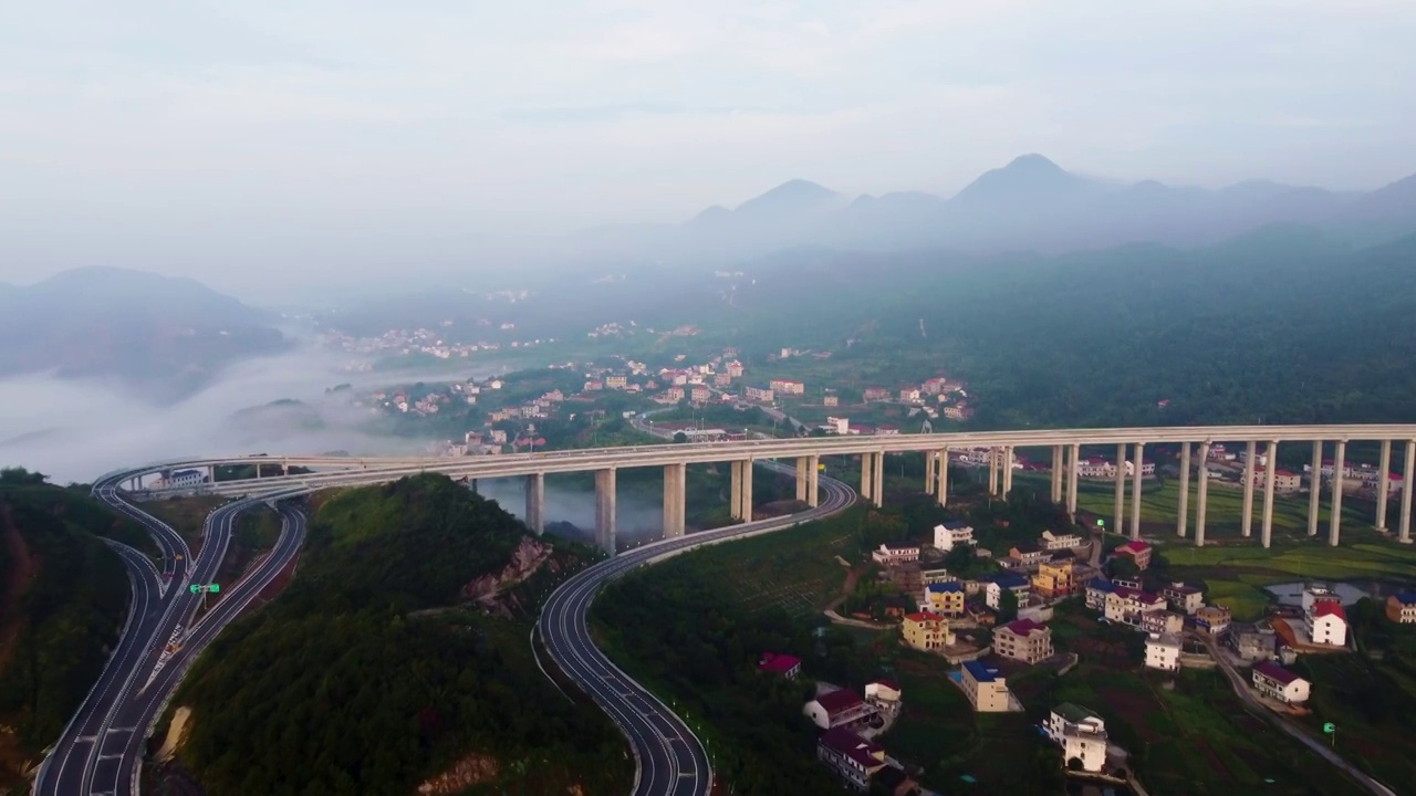 晨光中的高速公路高架桥视频素材