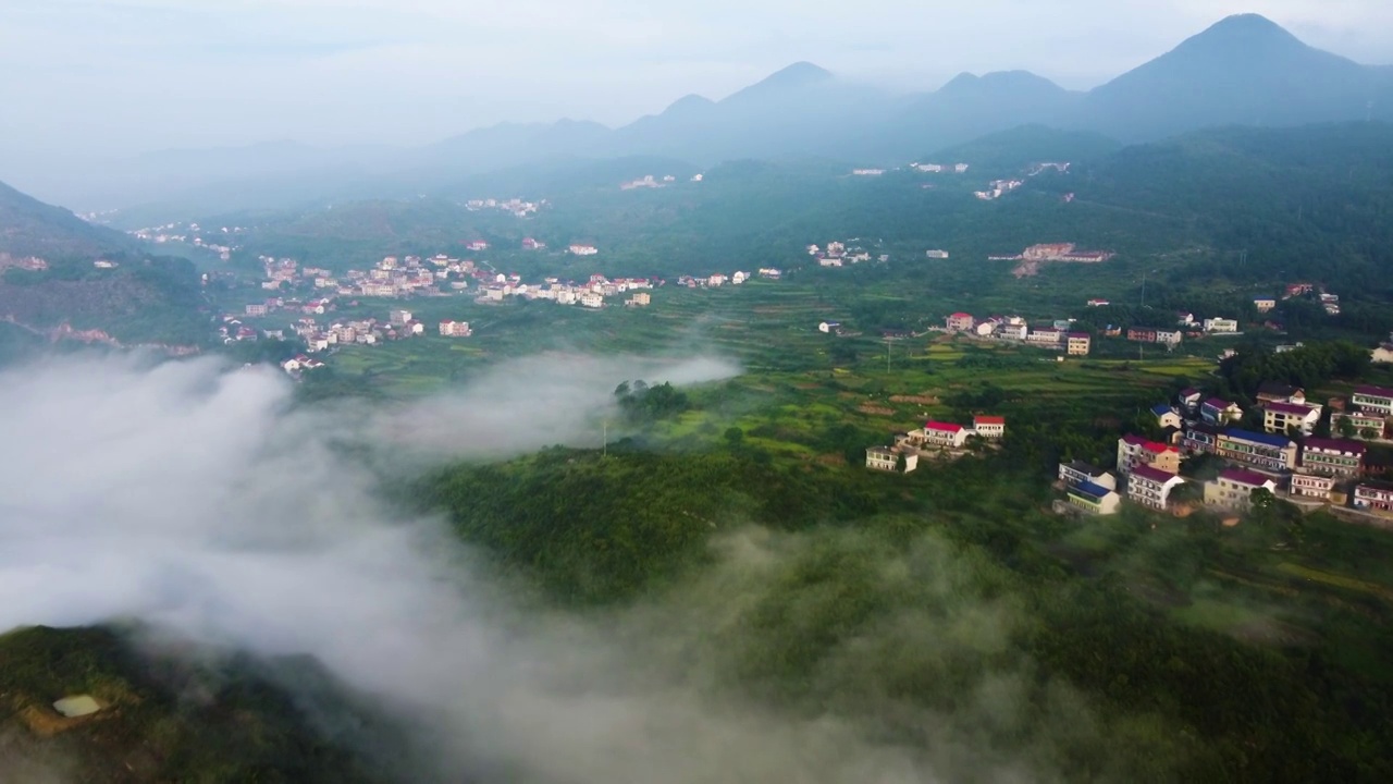 清晨云雾中的山村视频素材