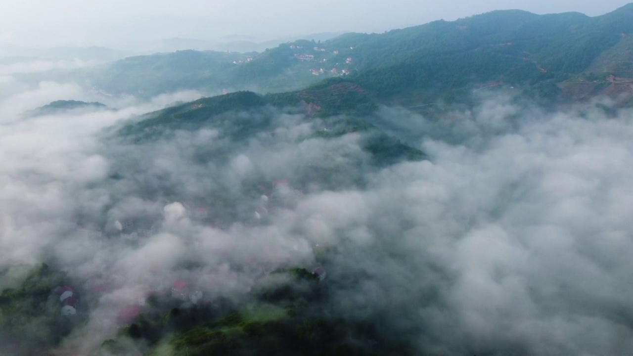 清晨云海中的乡村视频素材