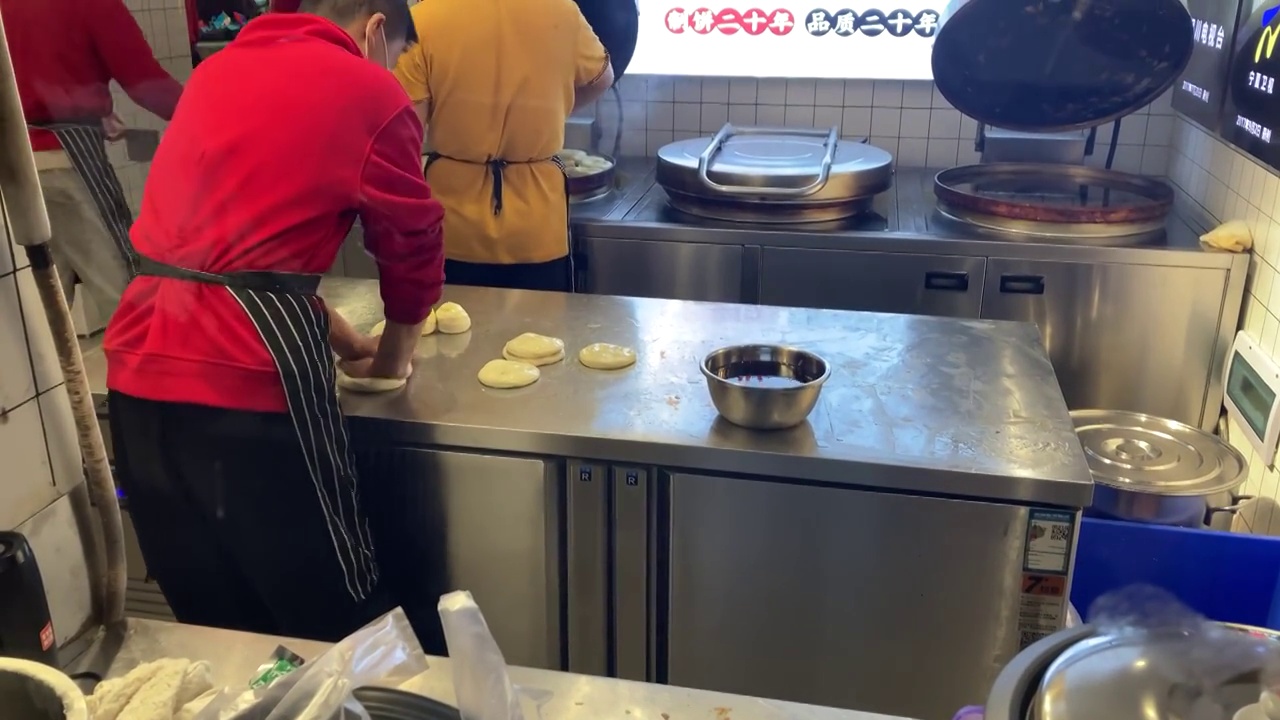 烹饪美食：牛肉饼的制作，厨师在厨房压制肉饼视频素材