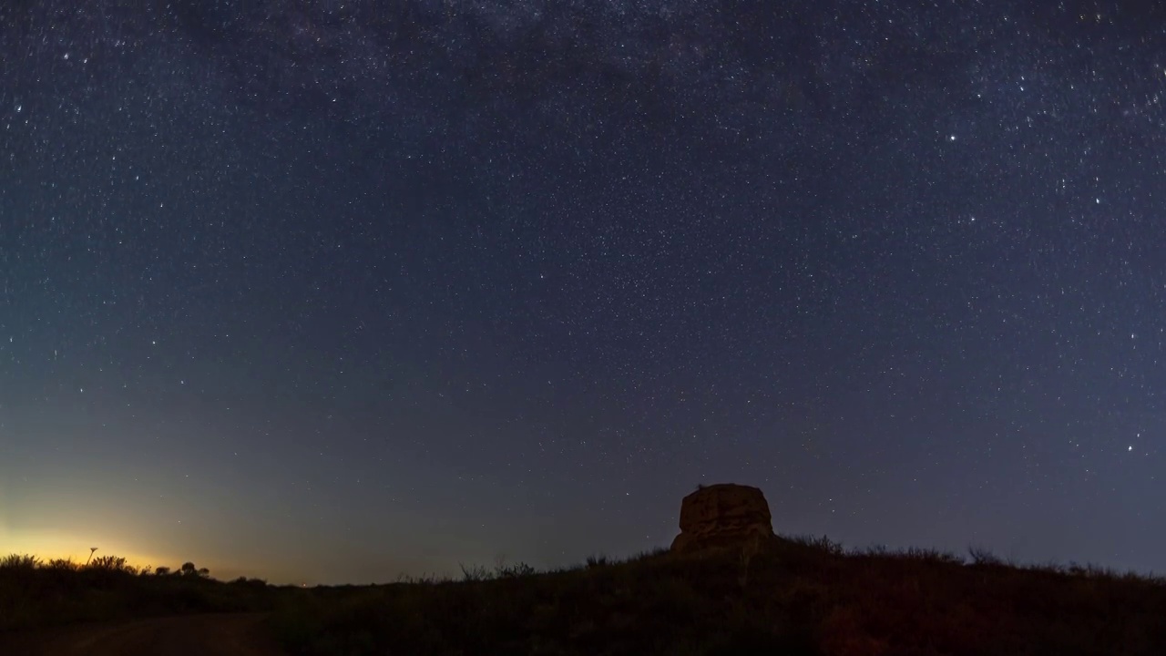 星空延时：宁夏哈巴湖长城烽火台遗址与星河旋转视频素材