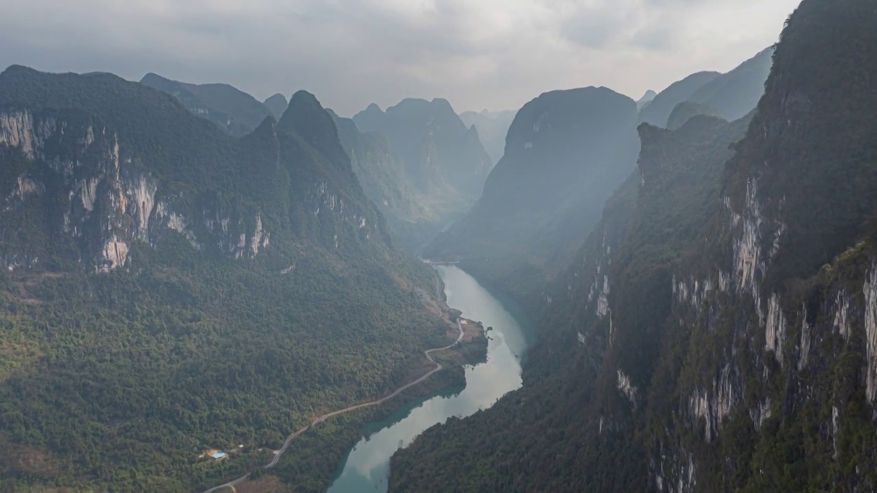 贵州荔波捞村，峰林中的峡谷乡村，冬季风光视频素材