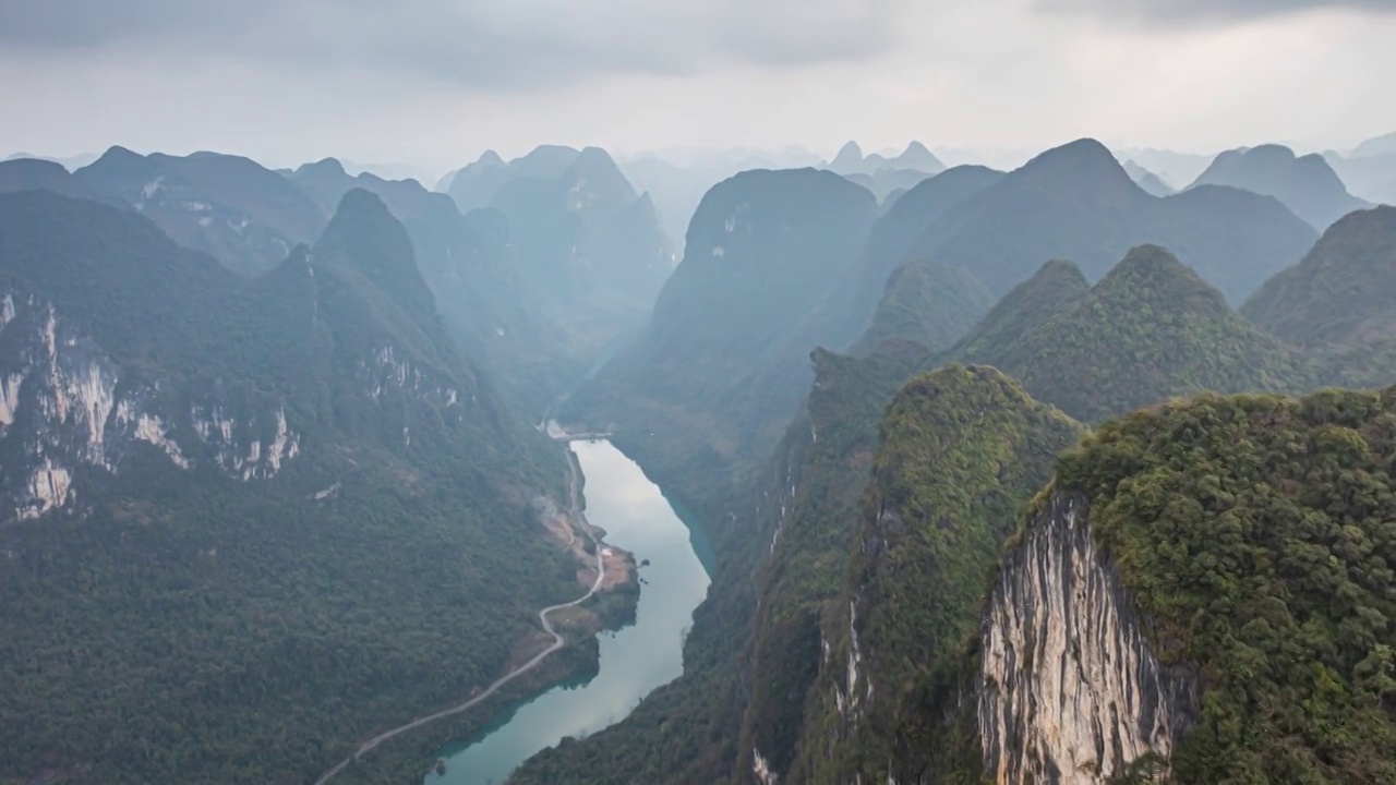 贵州荔波捞村，峰林中的峡谷乡村，冬季风光视频素材