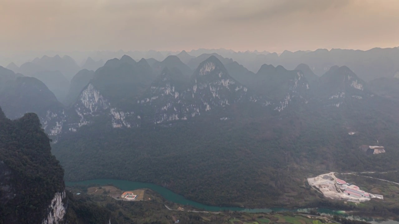 贵州荔波捞村，峰林中的峡谷乡村，冬季风光视频素材