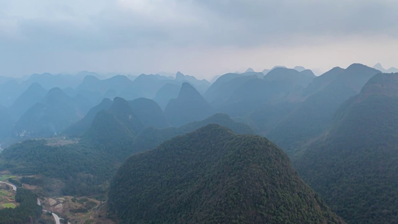 贵州荔波捞村，峰林中的峡谷乡村，冬季风光视频素材