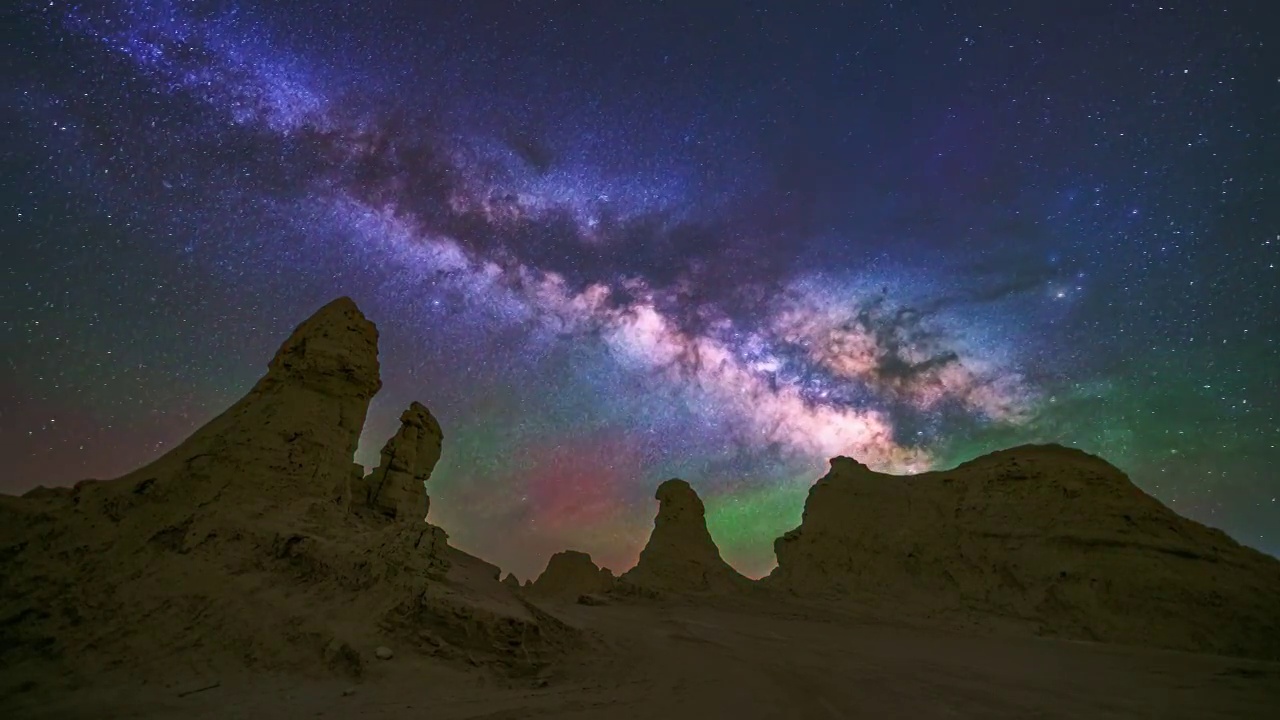 青海鄂博梁丹霞地貌银河星空视频素材