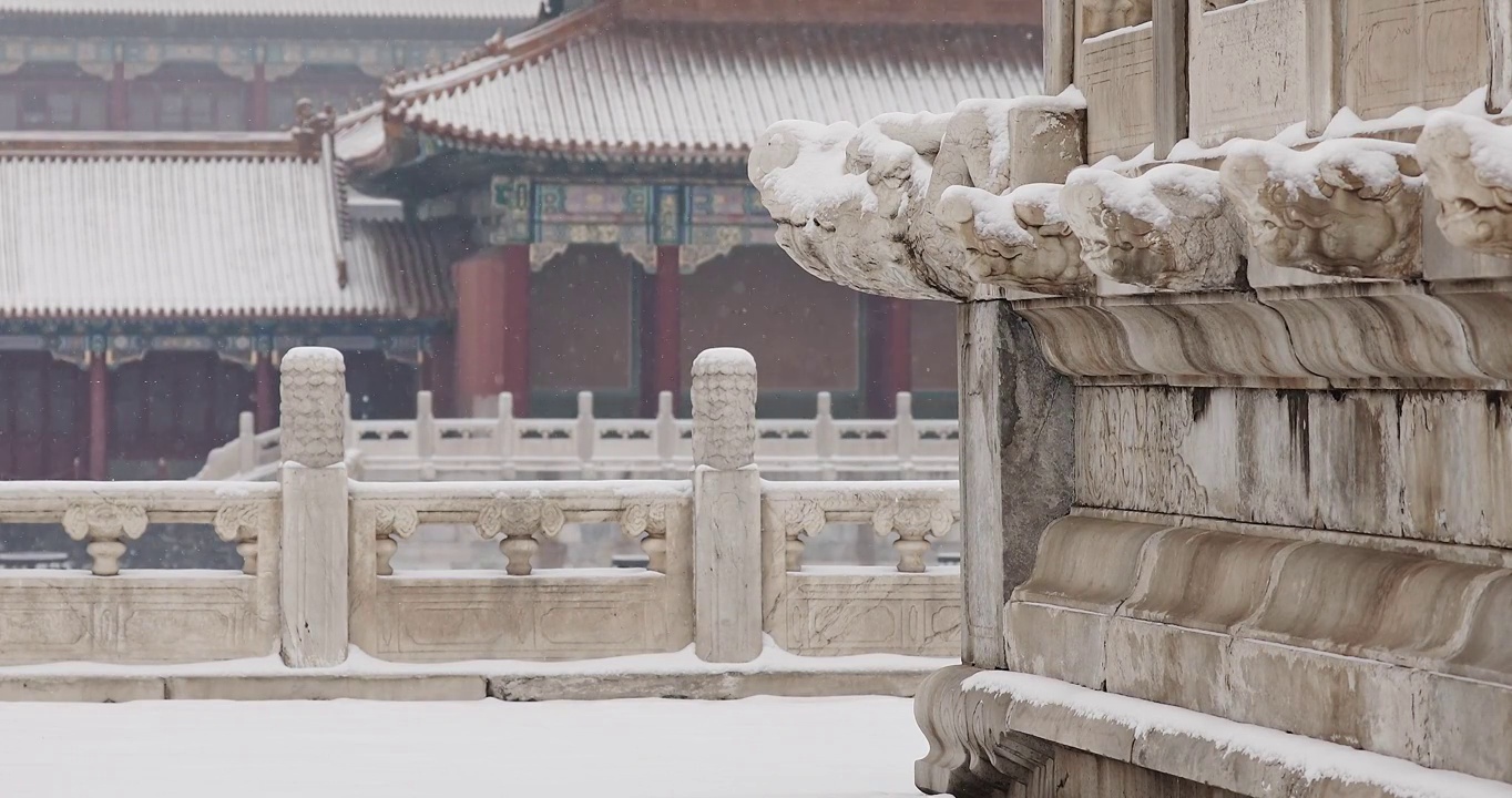 北京故宫雪景，冬天，雪，紫禁城，宫墙，红墙，石雕，栅栏，汉白玉，龙，宫殿，中国文化，建筑结构，冬景视频素材