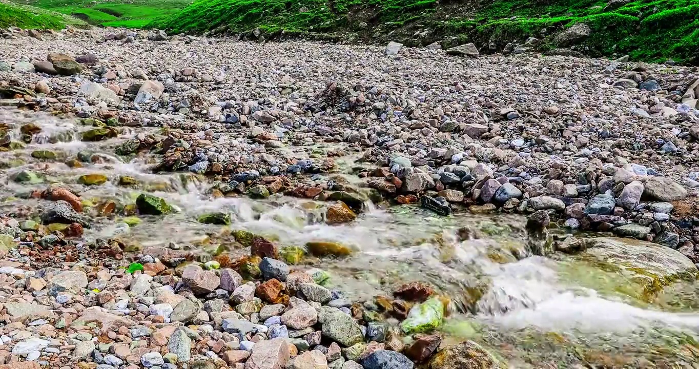 山间缓缓流动的小溪近景视频素材