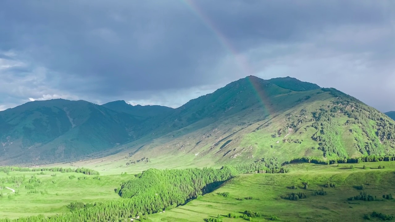 中国新疆喀纳斯景区山和天空彩虹自然景观航拍视频素材