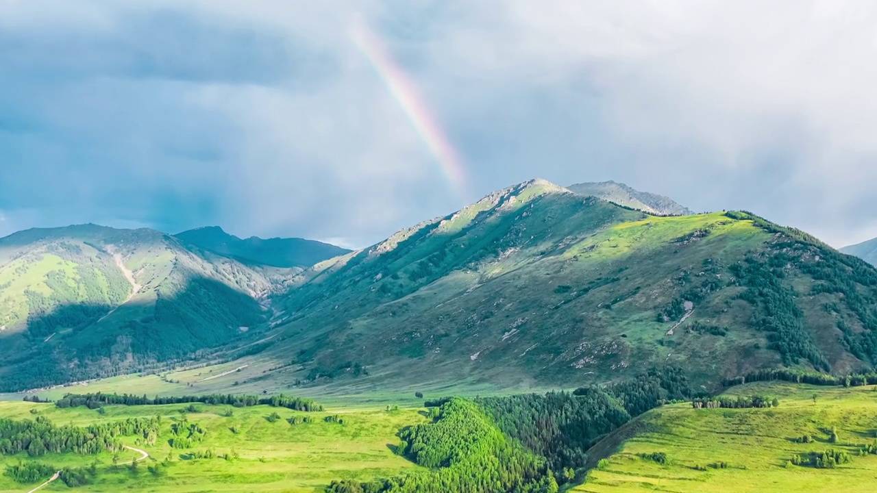 中国新疆喀纳斯景区山和天空彩虹自然景观航拍视频素材