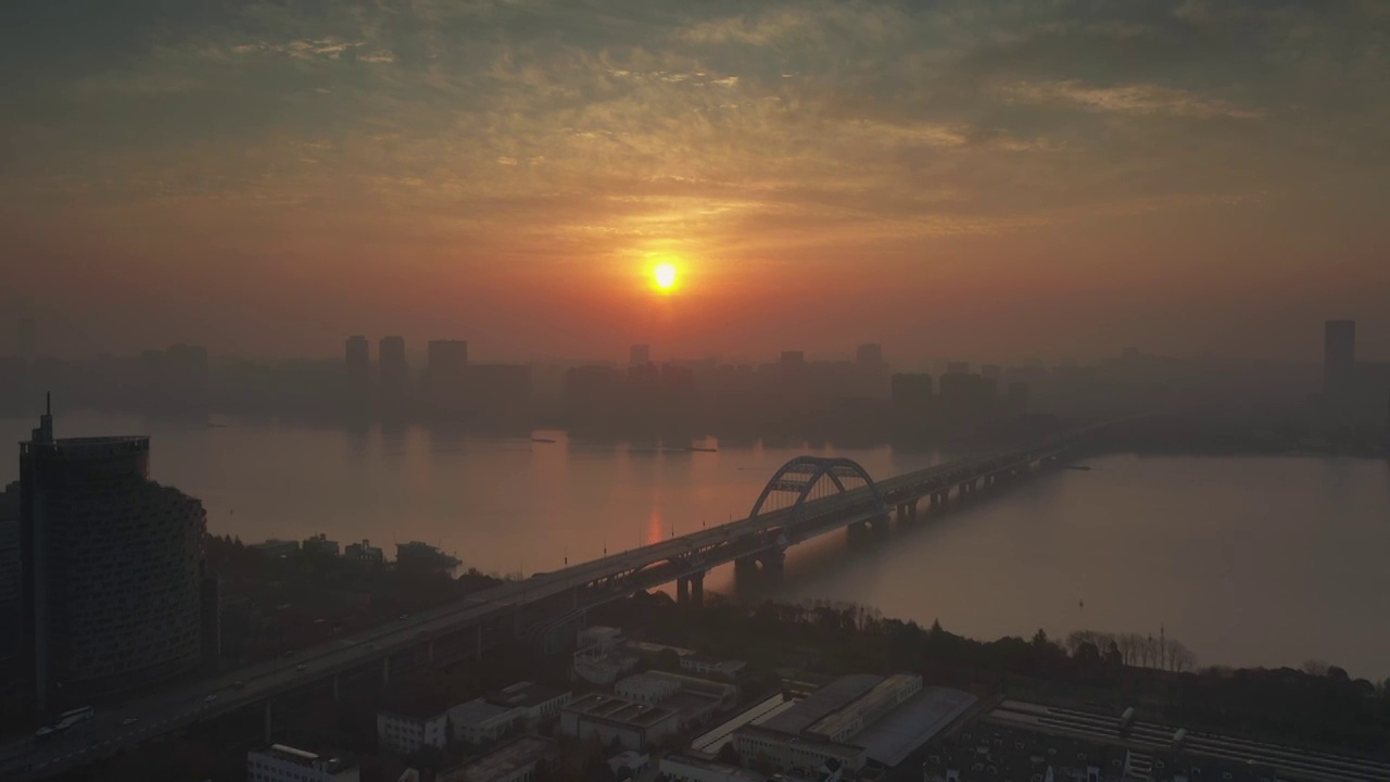 浙江省杭州市上城区钱塘江复兴大桥航拍日出视频素材