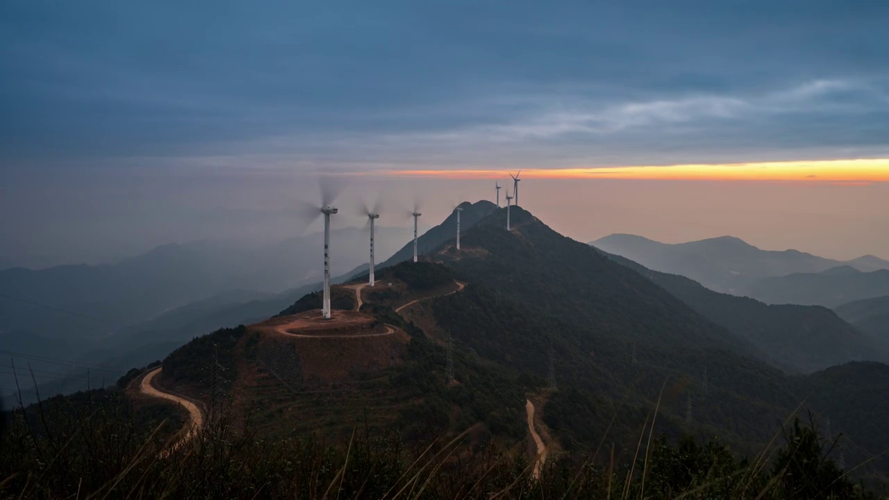 风车能源发电日出云海延时视频素材