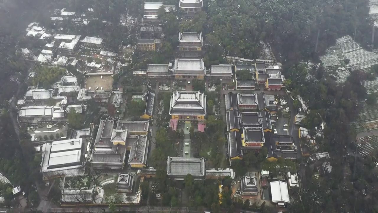 杭州灵隐寺雪景航拍视频素材