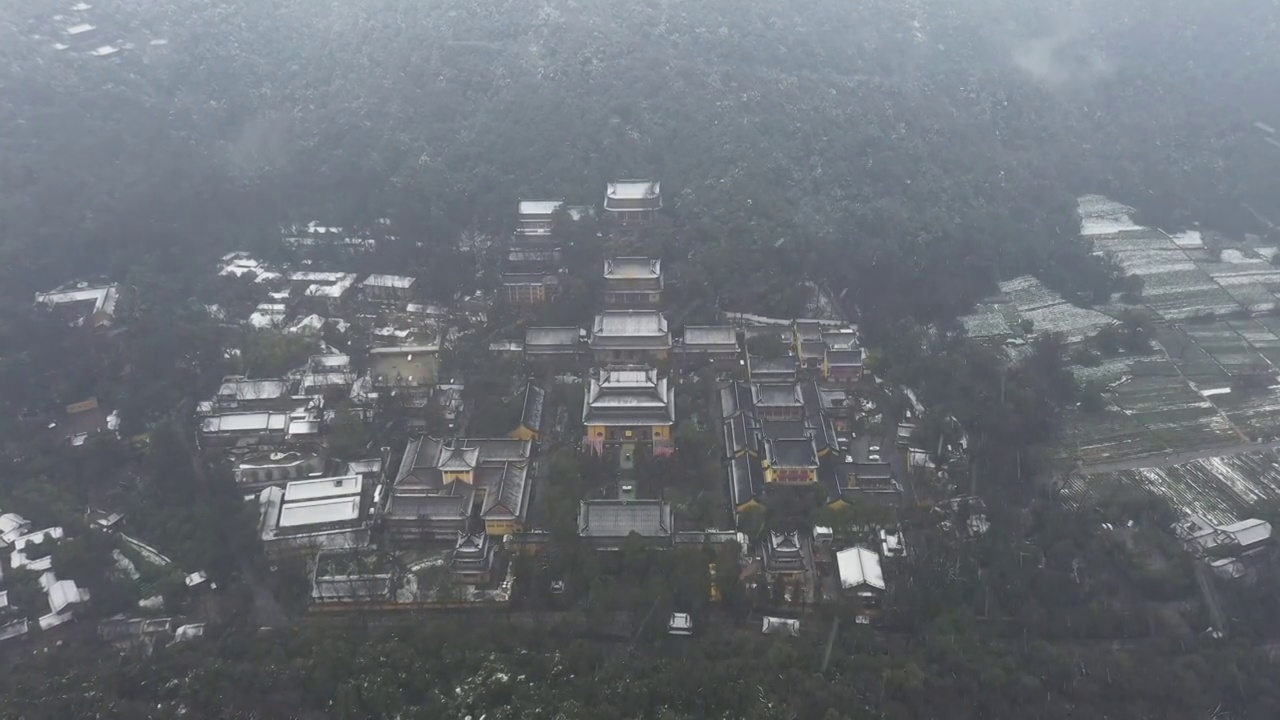 杭州灵隐寺雪景航拍视频素材