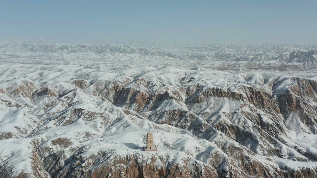 大雪覆盖的群山之中，河西走廊永昌县圣容寺和唐代佛塔视频下载