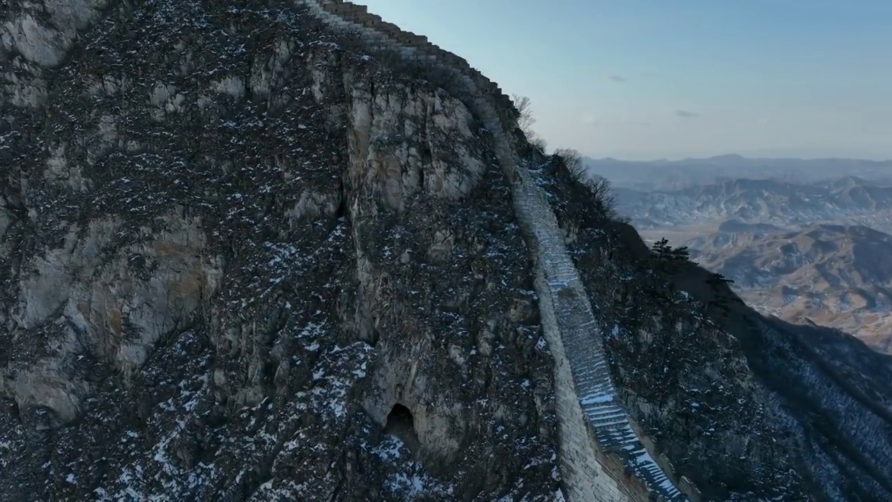 北京怀柔雪后箭扣长城鹰飞倒仰视频素材