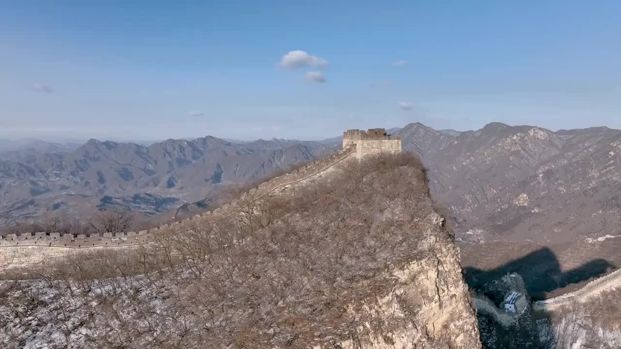 北京怀柔雪后箭扣长城鹰飞倒仰视频素材