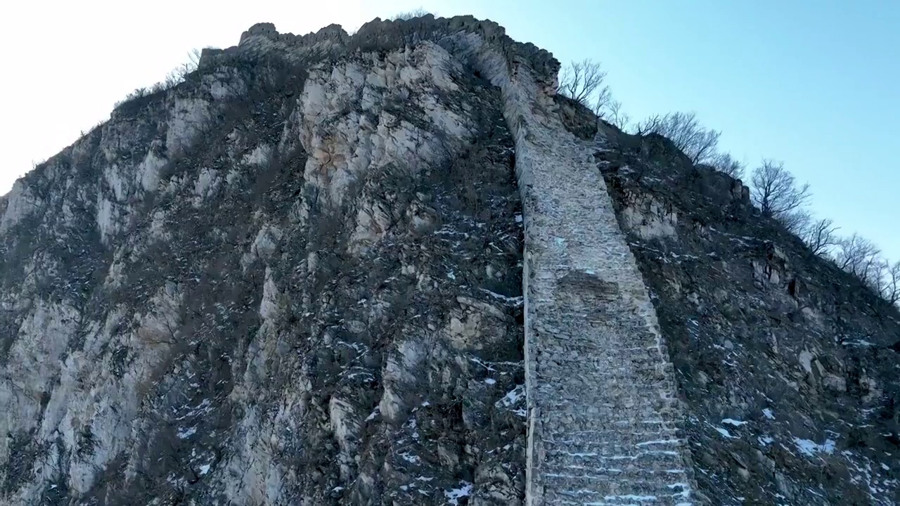 北京怀柔雪后箭扣长城鹰飞倒仰视频素材