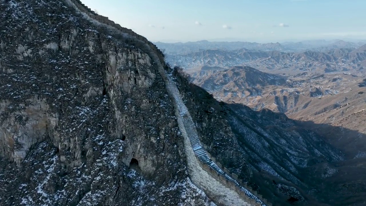 北京怀柔雪后箭扣长城鹰飞倒仰视频素材