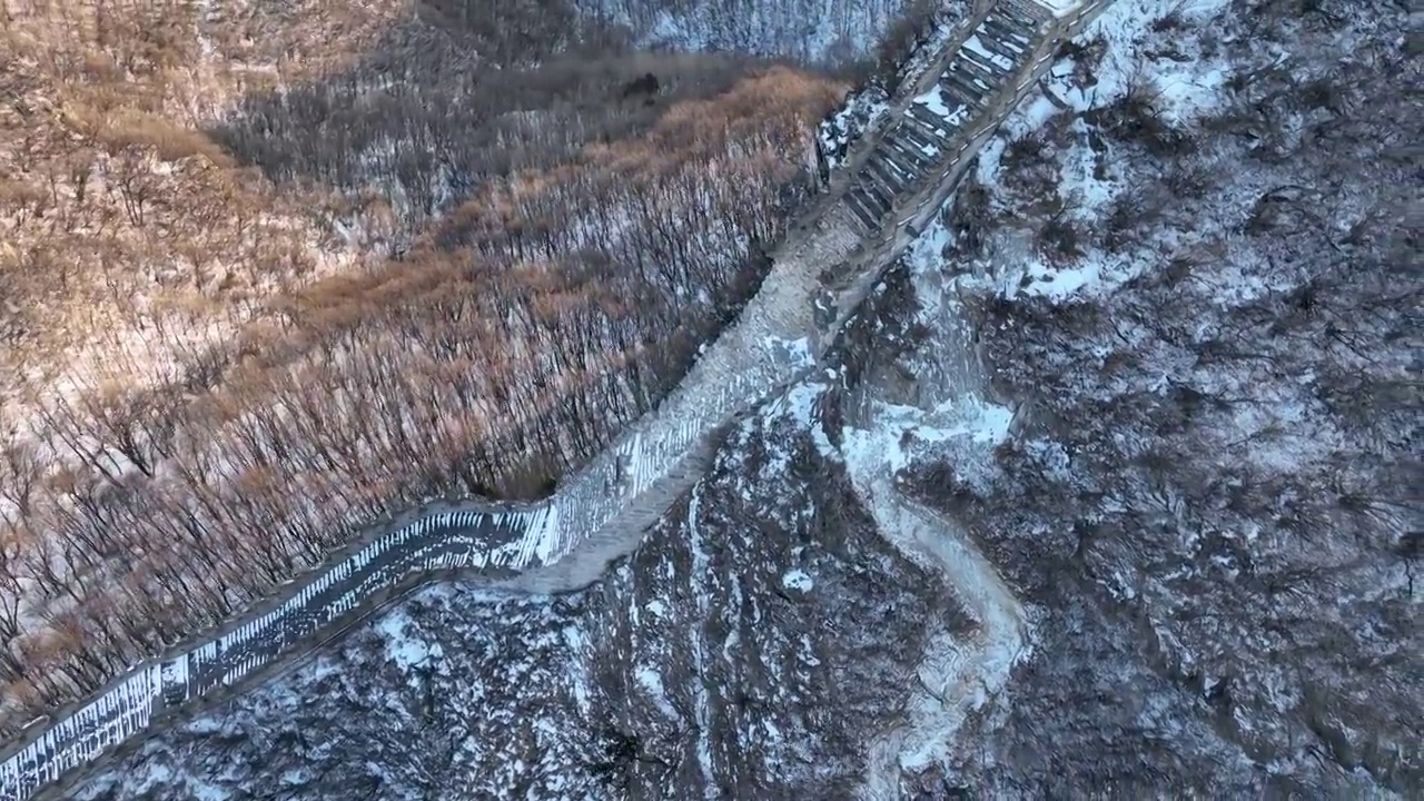 北京怀柔雪后箭扣长城鹰飞倒仰视频素材