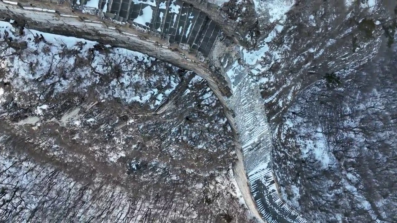 北京怀柔雪后箭扣长城鹰飞倒仰视频素材