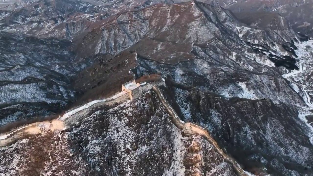 北京怀柔雪后箭扣长城鹰飞倒仰视频素材