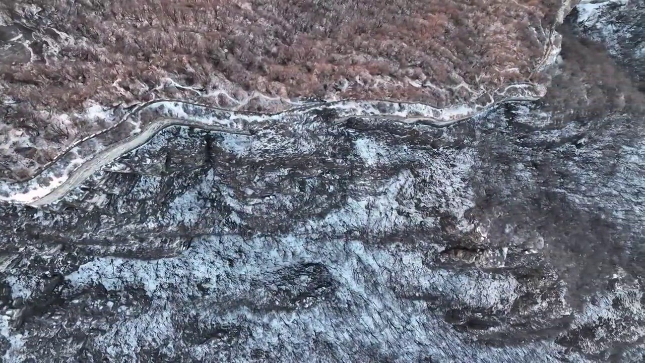 北京怀柔雪后箭扣长城鹰飞倒仰视频素材