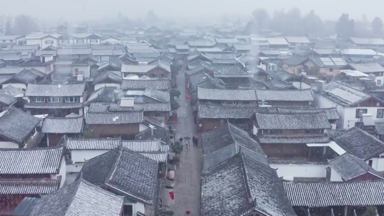 云南丽江古城白沙古镇雪天航拍视频素材