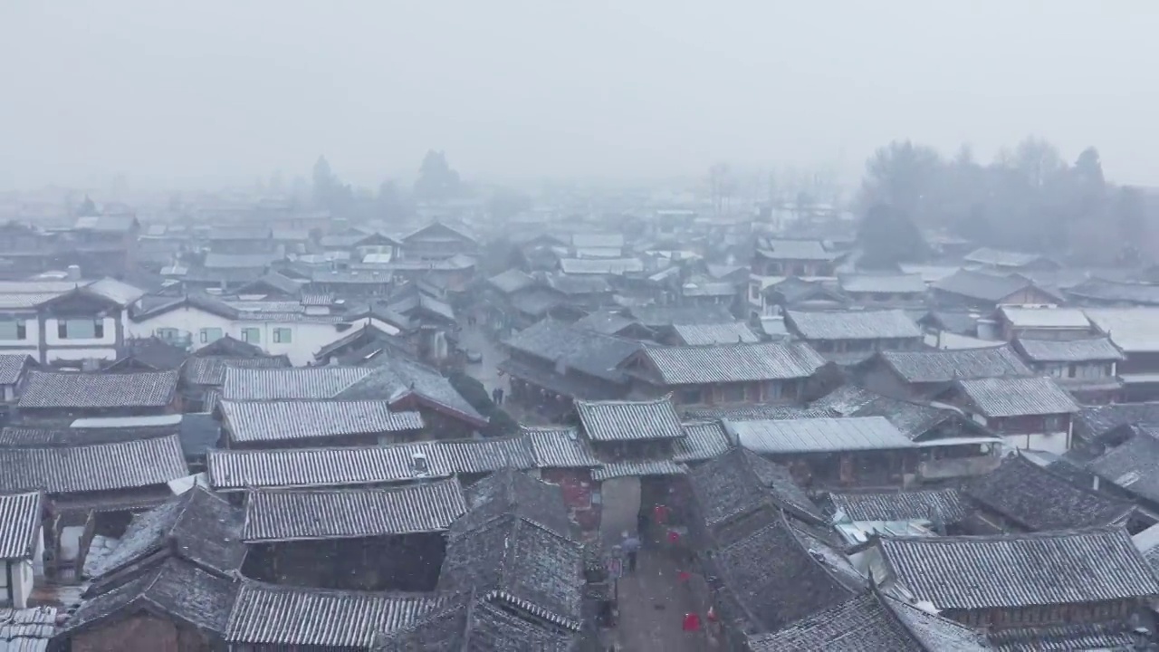 云南丽江古城白沙古镇雪天航拍视频素材