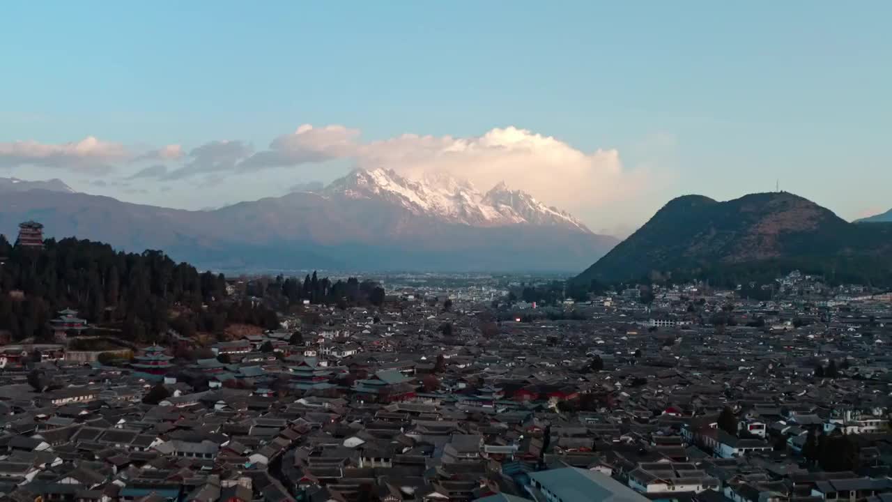 云南丽江古城玉龙雪山日出航拍视频素材