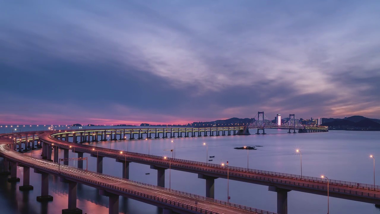 星海湾大桥日转夜延时视频素材