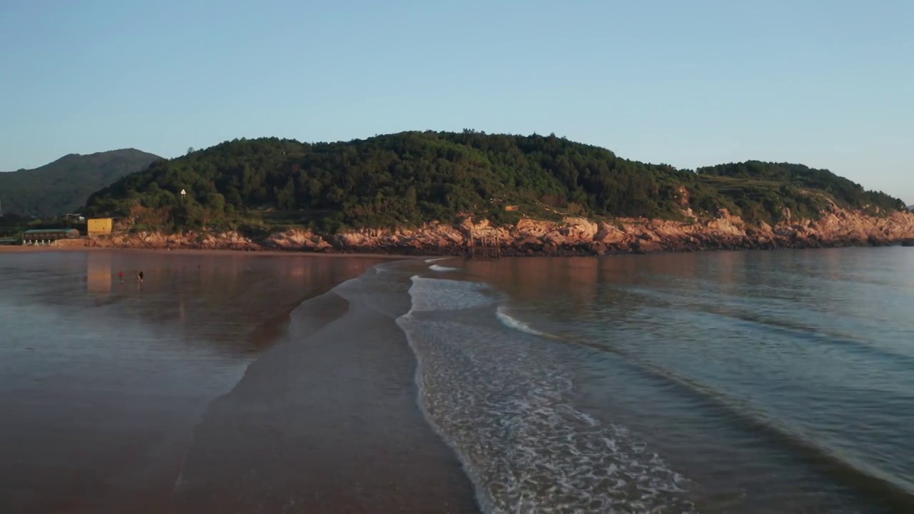 航拍海边风力发电场边的正在退潮的海滩视频素材