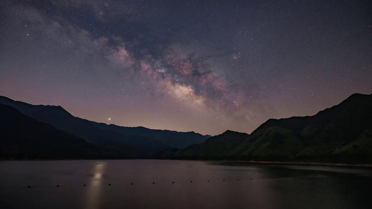 夏日夜晚水库拍摄银河延时摄影视频视频下载