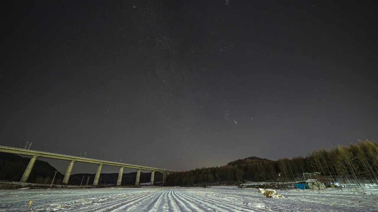 4K冬季乡村高铁桥梁星空延时摄影视频素材