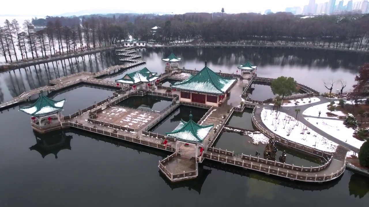 武汉东湖碧潭观鱼景区冬天雪景视频素材