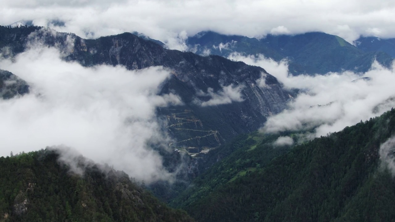 H130691A云南松茸航拍空镜群山盘山公路云雾山顶的房子709视频素材