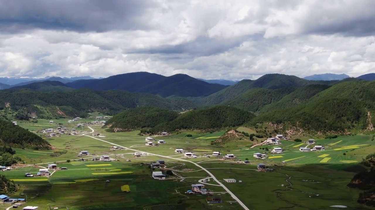 H130690A云南松茸航拍空镜蓝天云彩远山小镇709视频素材