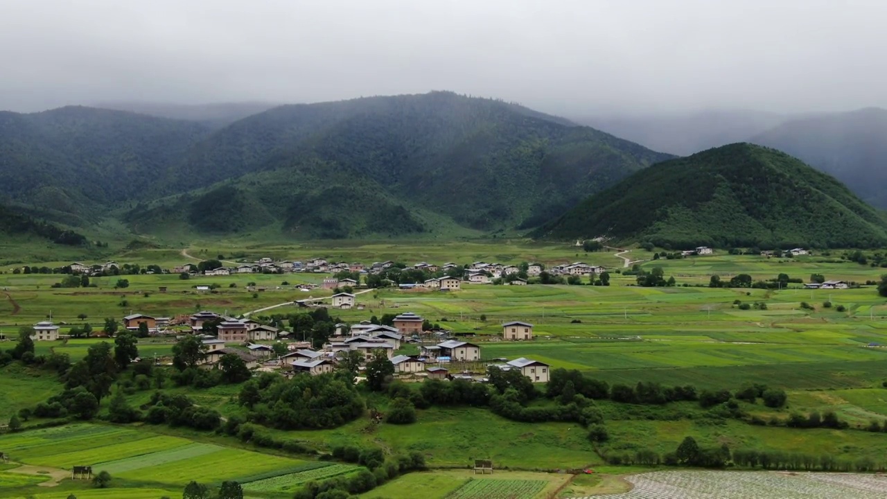 H130689A云南松茸航拍空镜云彩雾气远山小镇709视频素材