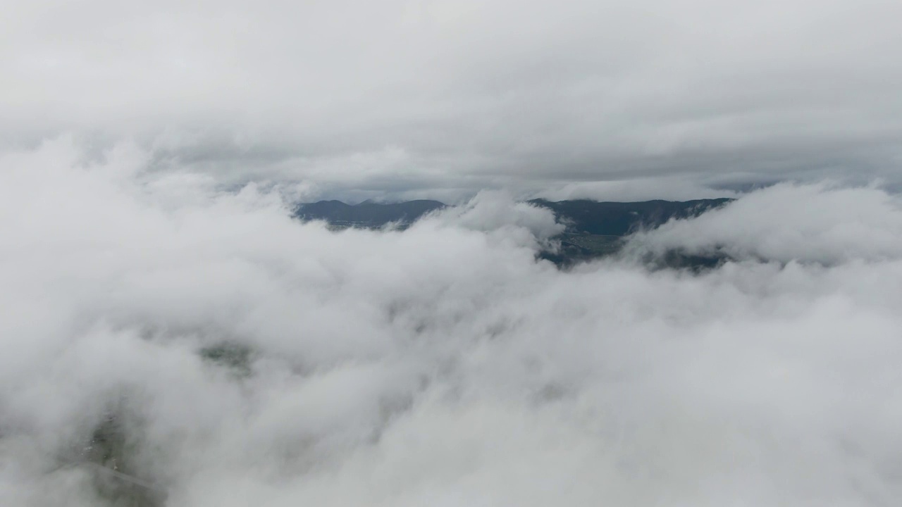 H130688A云南松茸航拍空镜穿过云层拍摄大山709视频素材