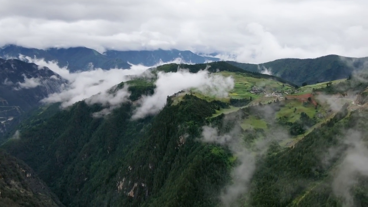 H130687A云南松茸航拍空镜群山盘山公路云雾山顶的房子709视频素材